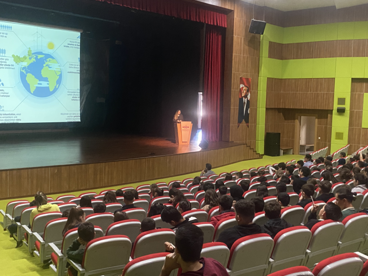Sakarya Üniversitesi Özel Marmara Koleji'ndeki Sürdürülebilirlik Temalı Marmara Bineali'ne katıldı.
